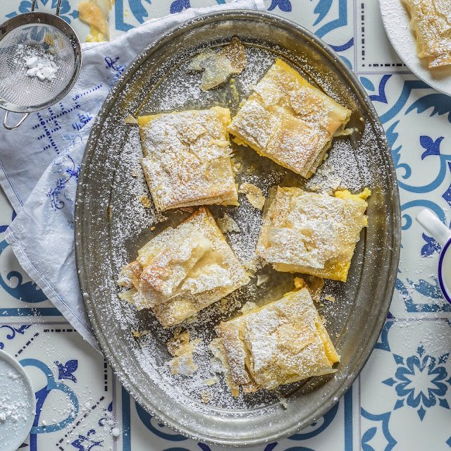 Bougatsa – grecka kremówka z ciasta filo i kaszy manny
