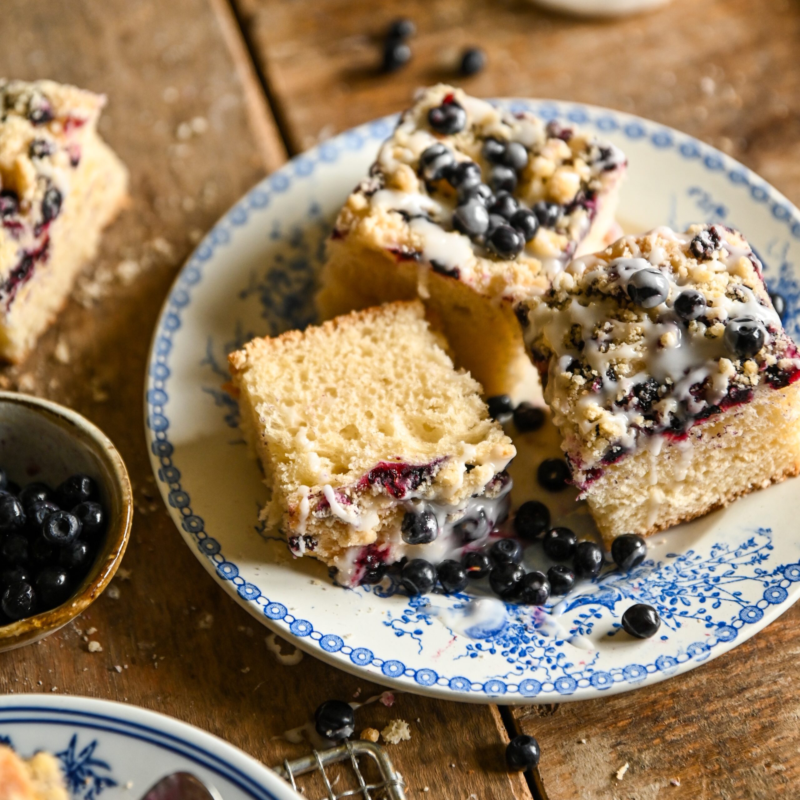 Ciasto drożdżowe z&nbsp;jagodami i&nbsp;kruszonką
