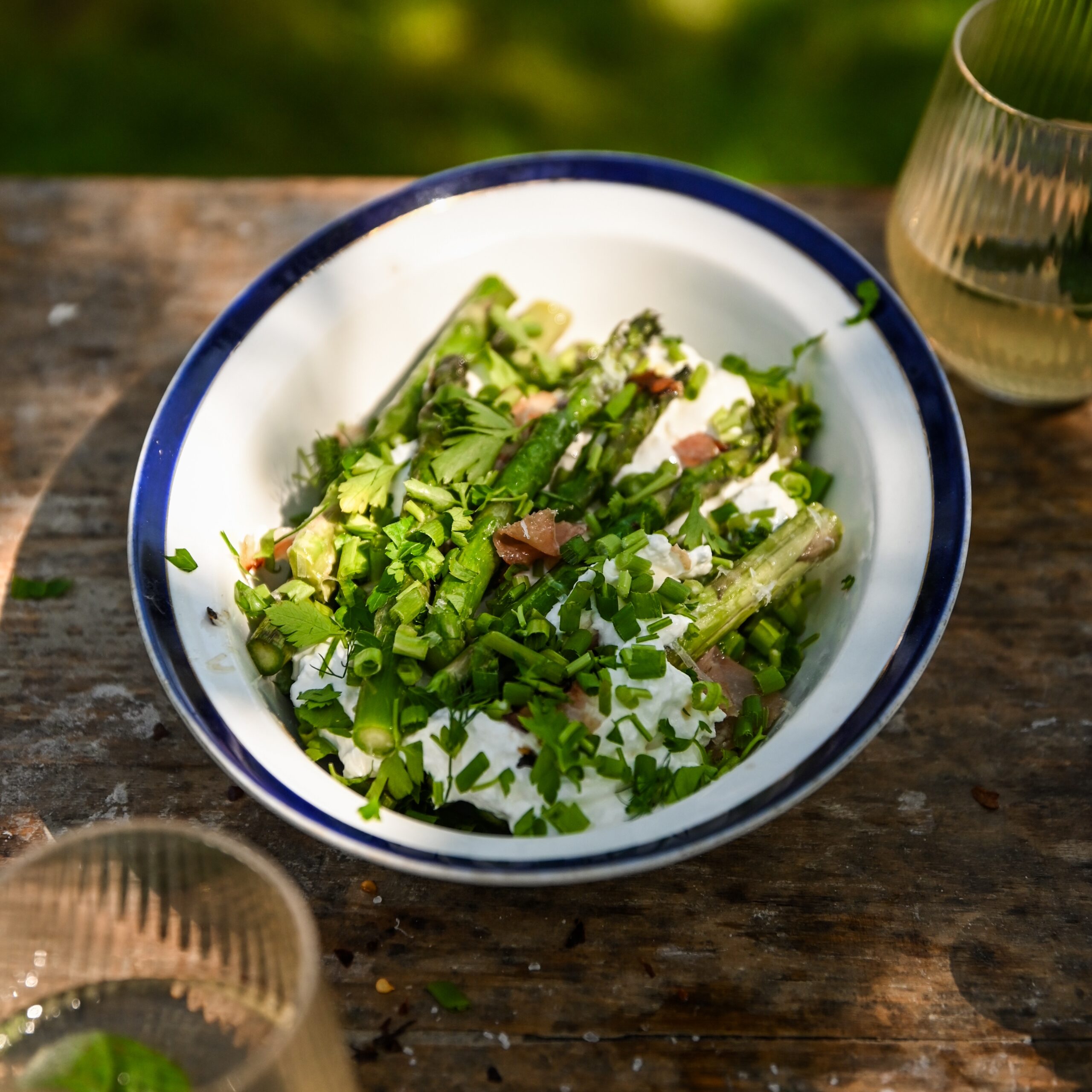 Grillowane szparagi z&nbsp;burratą i&nbsp;boczkiem