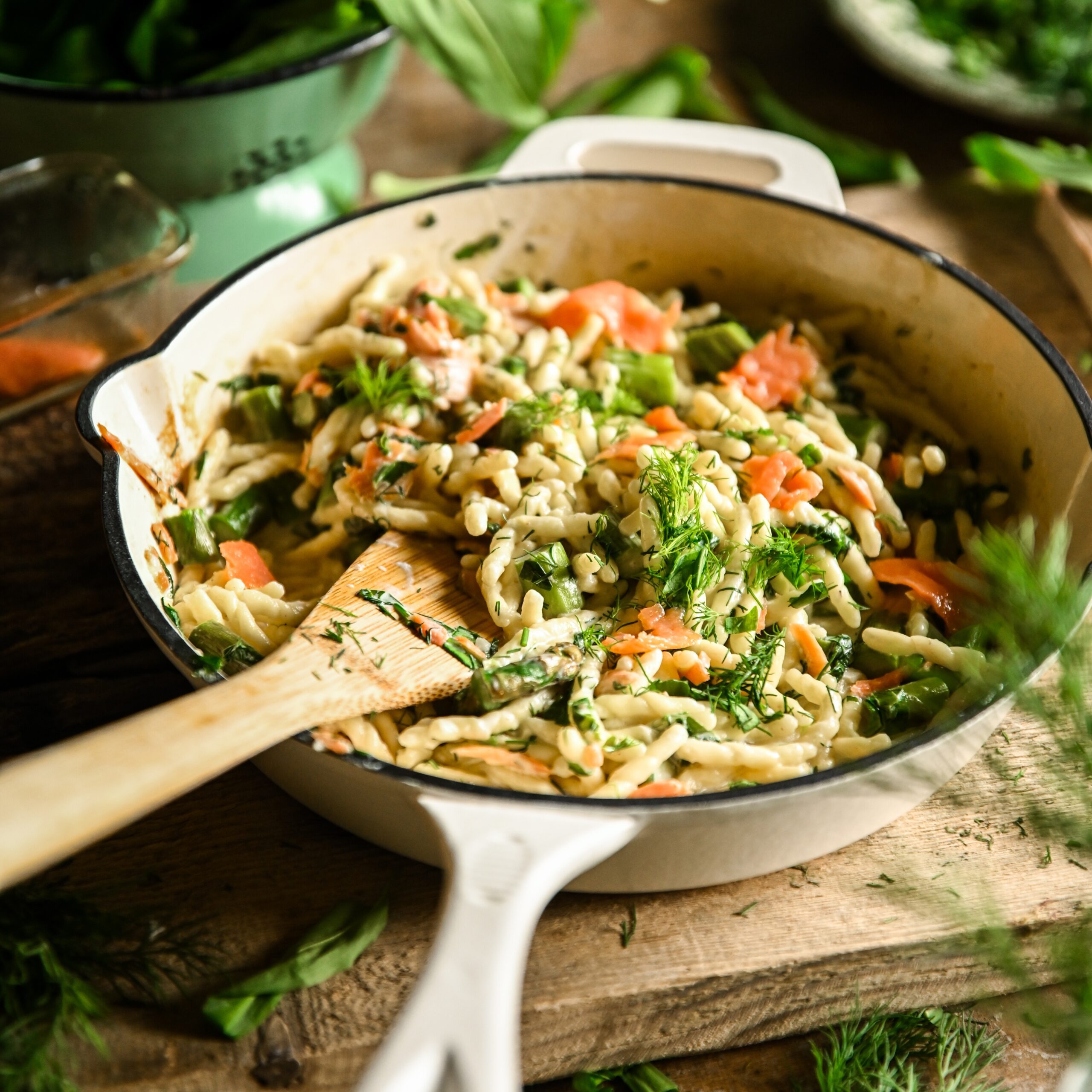 Wiosenny makaron ze&nbsp;szparagami i&nbsp;łososiem