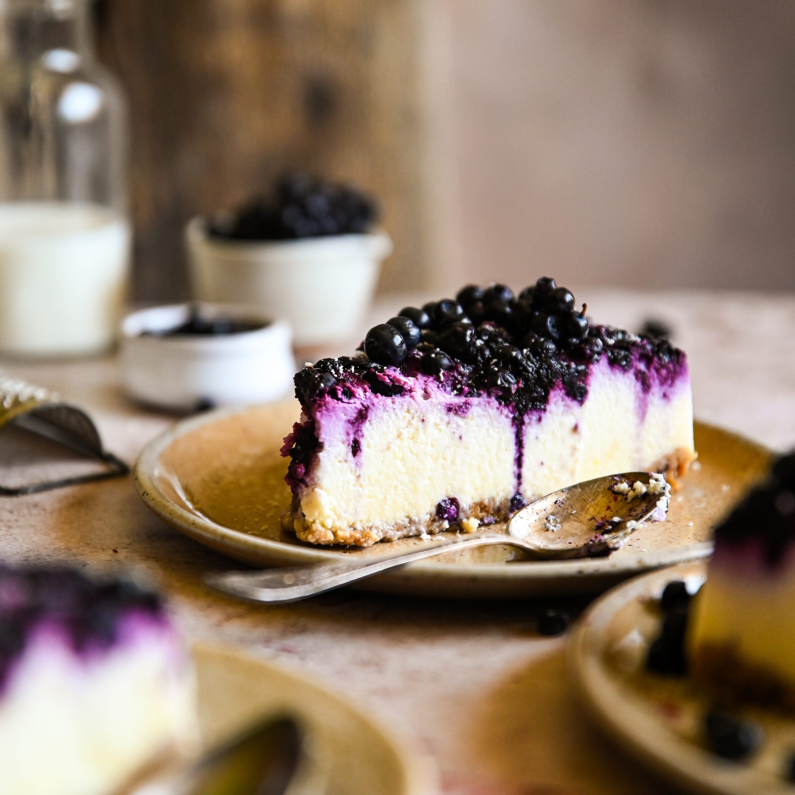 Sernik z&nbsp;jagodami i&nbsp;białą czekoladą